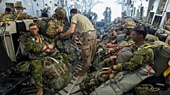 Fallschirmjäger bereiten sich auf den Einsatz an Bord eines US-Flugzeugs während der internationalen Militärübung Swift Response 2017 auf dem Luftwaffenstützpunkt Papa in Ungarn vor, 18. Juli 2017.