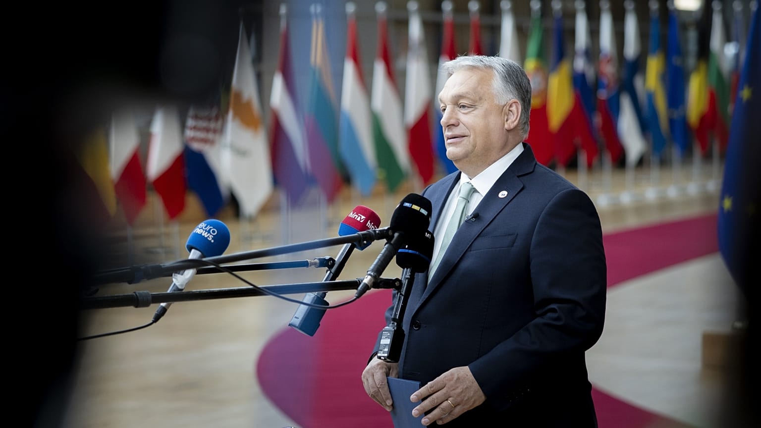 A magyar miniszterelnök nyilatkozik a sajtó képviselőinek a júniusi brüsszeli EU-csúcson