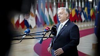 A magyar miniszterelnök nyilatkozik a sajtó képviselőinek a júniusi brüsszeli EU-csúcson