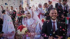 أزواج فلسطينيون يشاركون في مراسم زفاف جماعي في مدينة حمد بمدينة خان يونس في قطاع غزة، يوم الثلاثاء 2 ديسمبر 2025. (تصوير: أسوشيتد برس/ عبد الكريم هنا)