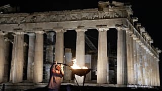 Beim Fackellauf Mailand-Cortina 2026 in Athen entzündet Ruder-Olympiasieger Stefanos Ntouskos am Parthenon das olympische Feuer. Am dritten Dezember 2025.