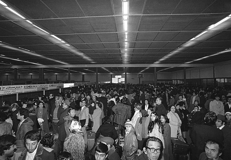 ازدحام در فرودگاه مهرآباد تهران پس از وقوع انقلاب ۱۳۵۷