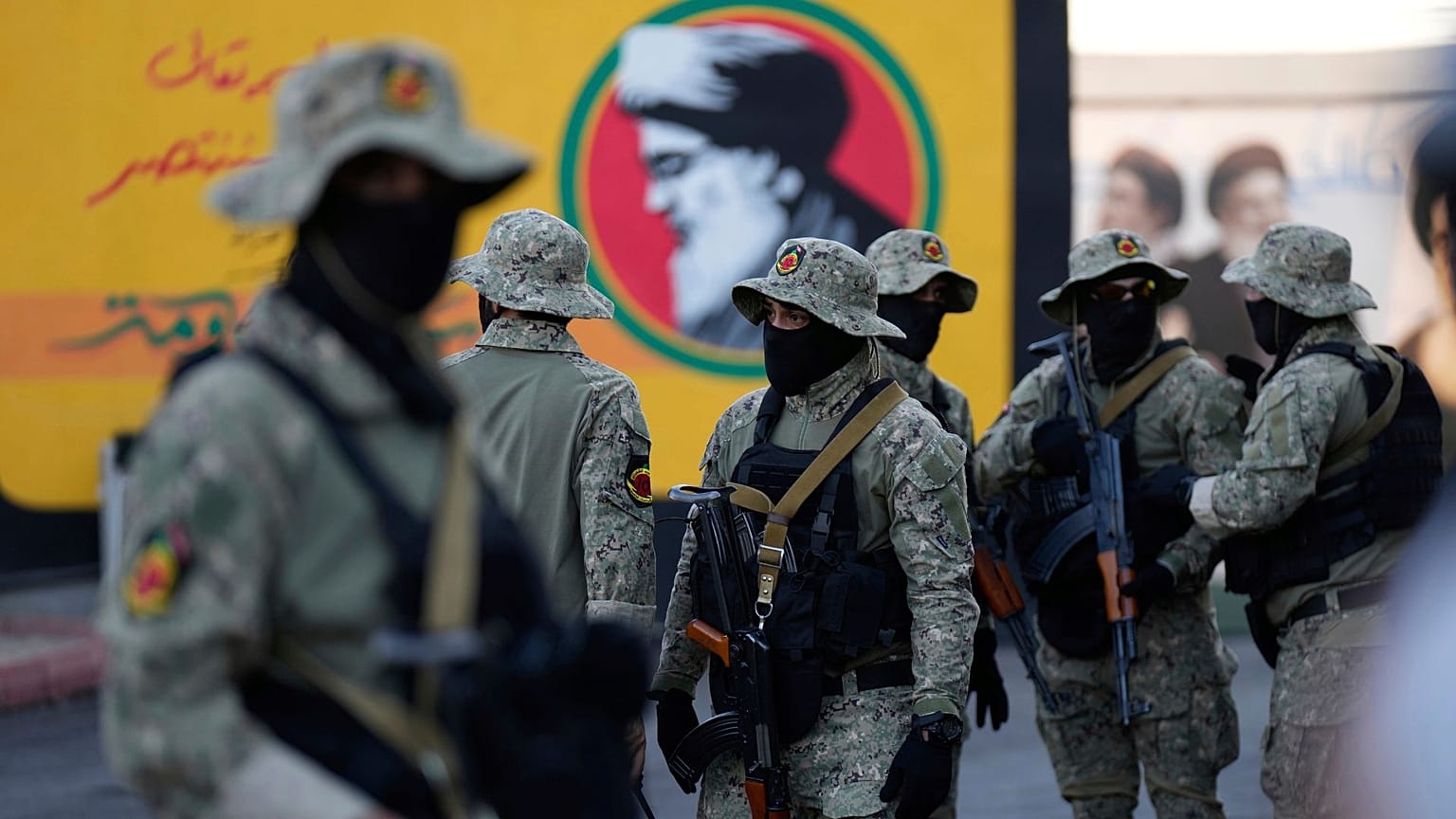 اعضای نیروهای بسیج مردمی عراق روز ۲۲ ژوئن ۲۰۲۵ در بغداد در مراسم خاک‌سپاری فرمانده کتائب سیدالشهداء که در حمله هوایی اسرائیل در داخل ایران کشته شد