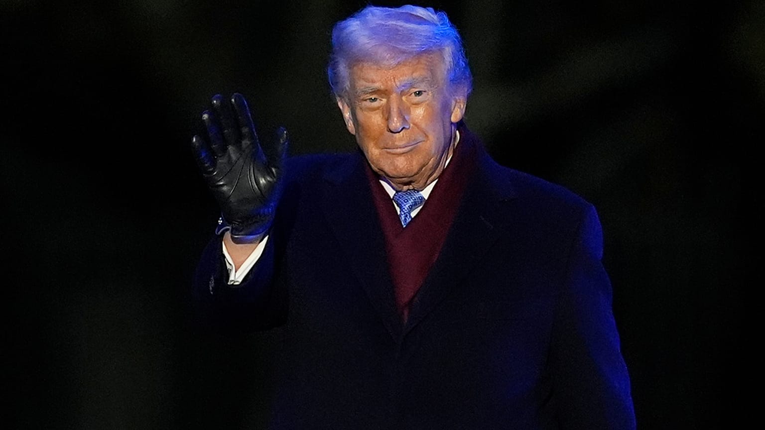 Trump saluda a sus seguidores durante el encendido del Árbol Nacional de Navidad en la Elipse, el jueves 4 de diciembre de 2025, cerca de la Casa Blanca en Washington.