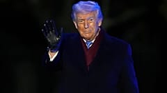 Trump begrüßt seine Anhänger während der Beleuchtung des Nationalen Weihnachtsbaums auf der Ellipse, Donnerstag, 4. Dezember 2025, in der Nähe des Weißen Hauses in Washington.
