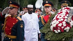 الرئيس الانتقالي لجمهورية مالي، أسيمي غويتا، في الوسط، يحضر مراسم وضع إكليل من الزهور عند قبر الجندي المجهول قرب جدار الكرملين في موسكو