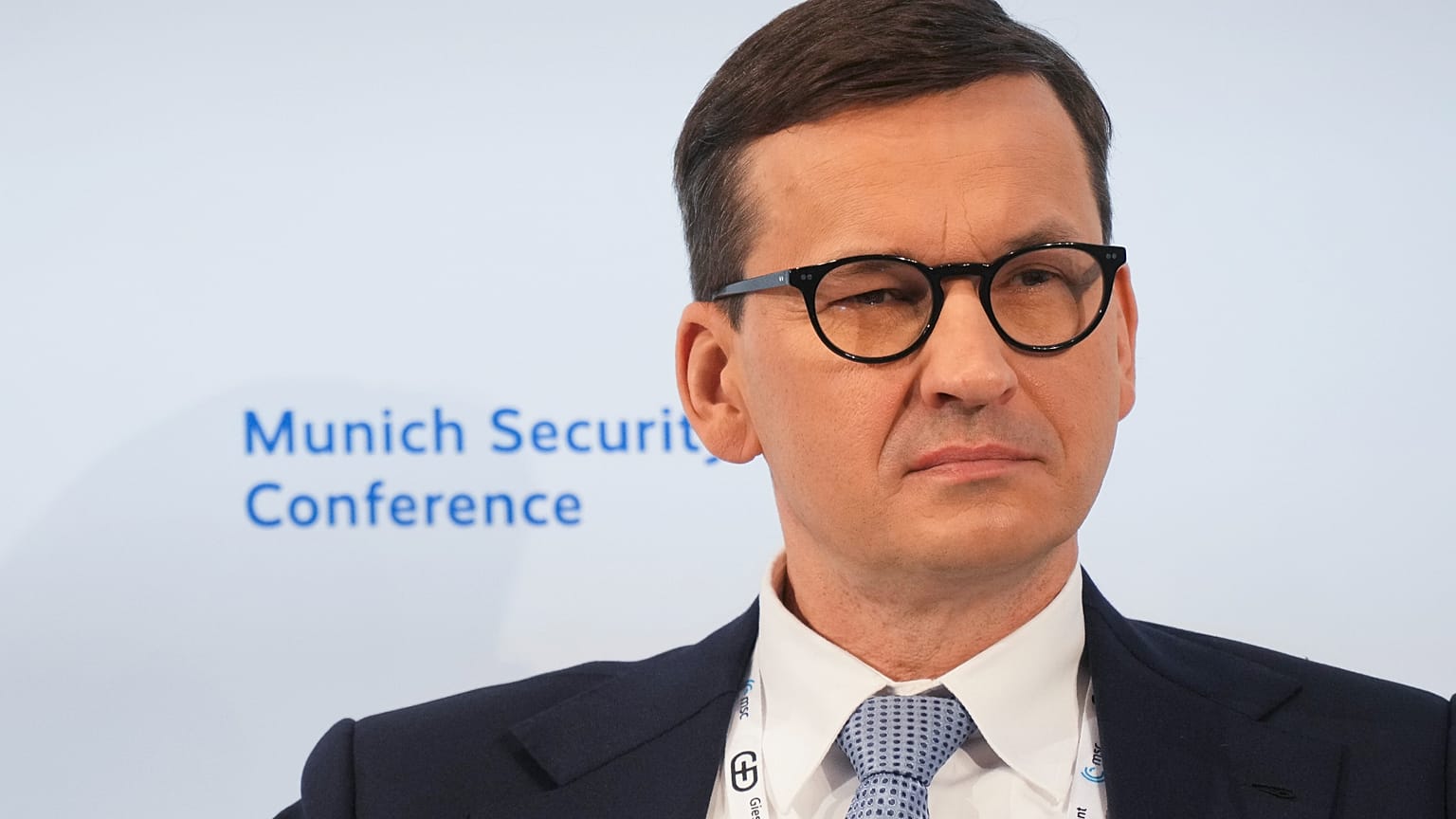 Zdj. archiwalne: Premier Polski Mateusz Morawiecki słucha podczas sesji na konferencji bezpieczeństwa w Monachium w Niemczech, w sobotę 19 lutego 2022 r.