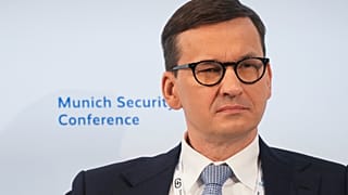 Zdj. archiwalne: Premier Polski Mateusz Morawiecki słucha podczas sesji na konferencji bezpieczeństwa w Monachium w Niemczech, w sobotę 19 lutego 2022 r.
