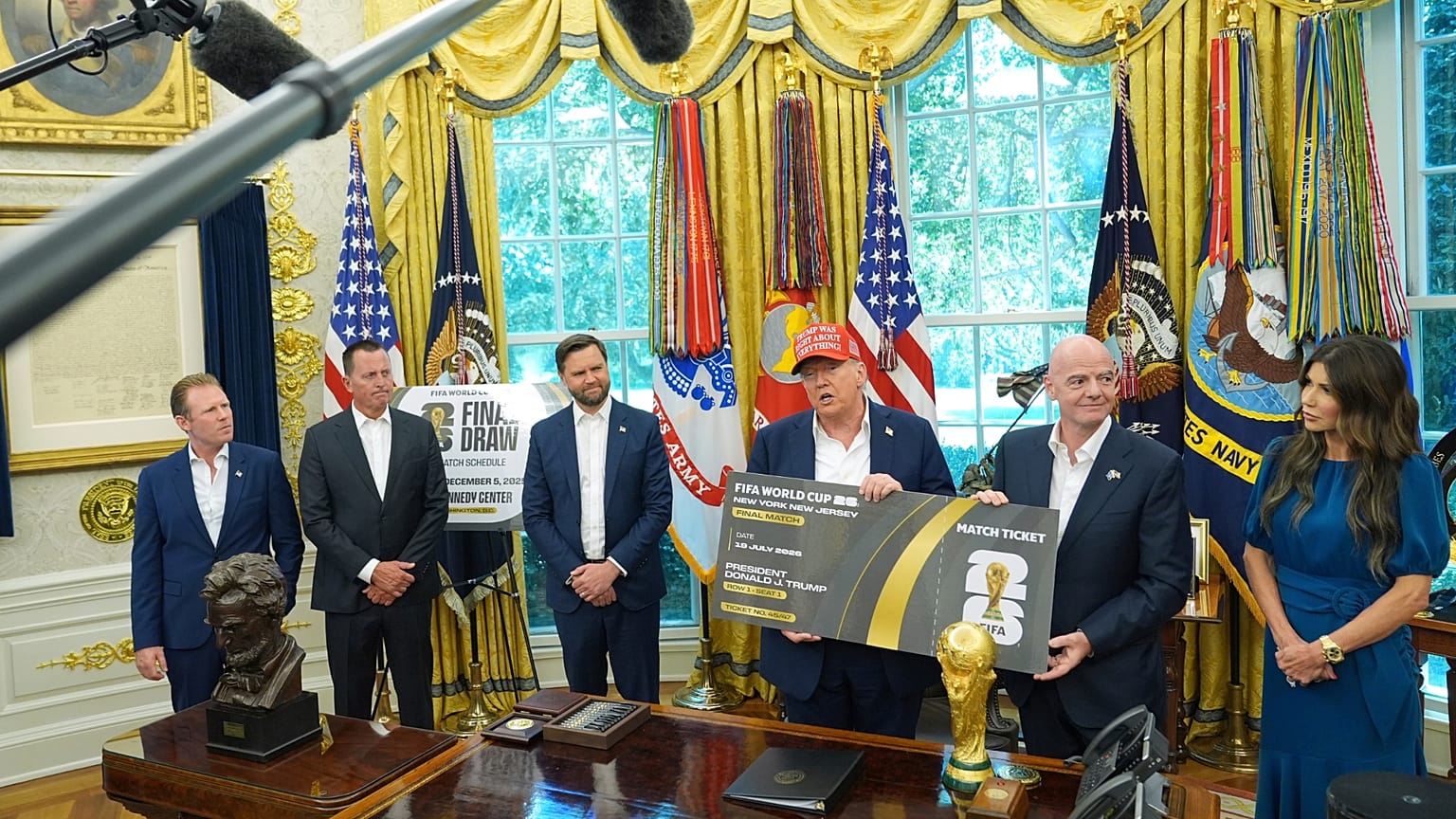 Trump és Infantino az Ovális Irodában