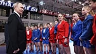 Президент России Владимир Путин общается со спортсменами во время посещения Дворца самбо в Краснодаре, Россия, в четверг, 7 марта 2024 года.