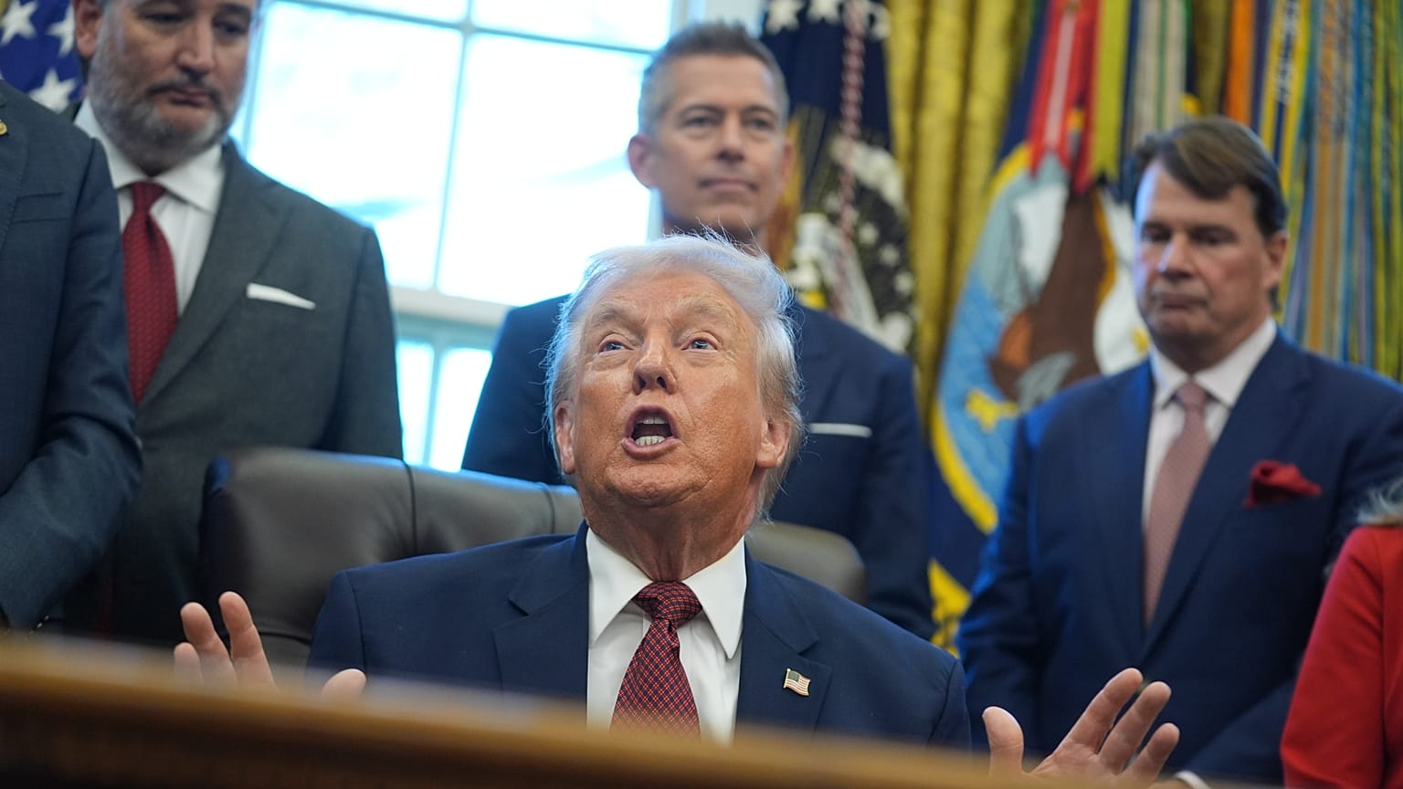 يتحدّث الرئيس دونالد ترامب خلال فعالية حول معايير كفاءة استهلاك الوقود داخل المكتب البيضاوي في البيت الأبيض