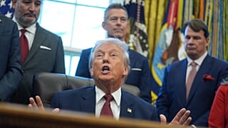 يتحدّث الرئيس دونالد ترامب خلال فعالية حول معايير كفاءة استهلاك الوقود داخل المكتب البيضاوي في البيت الأبيض