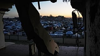 يُرى مخيم خيام مؤقت للفلسطينيين النازحين وسط الدمار في دير البلح، وسط قطاع غزة، يوم الأربعاء 26 نوفمبر 2025. (أ ف ب/ عبد الكريم هنا)