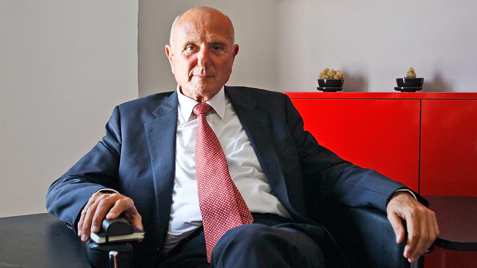 نجيب الشابي، مؤسّس الحزب الديمقراطي التقدّمي في تونس، يقف لالتقاط صورة قبل مقابلة في إذاعة موزاييك في تونس، يوم الخميس 20 أكتوبر 2011. (الصورة من أسوشيتد برس/فرانسوا موري)