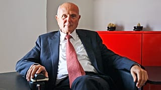 نجيب الشابي، مؤسّس الحزب الديمقراطي التقدّمي في تونس، يقف لالتقاط صورة قبل مقابلة في إذاعة موزاييك في تونس، يوم الخميس 20 أكتوبر 2011. (الصورة من أسوشيتد برس/فرانسوا موري)