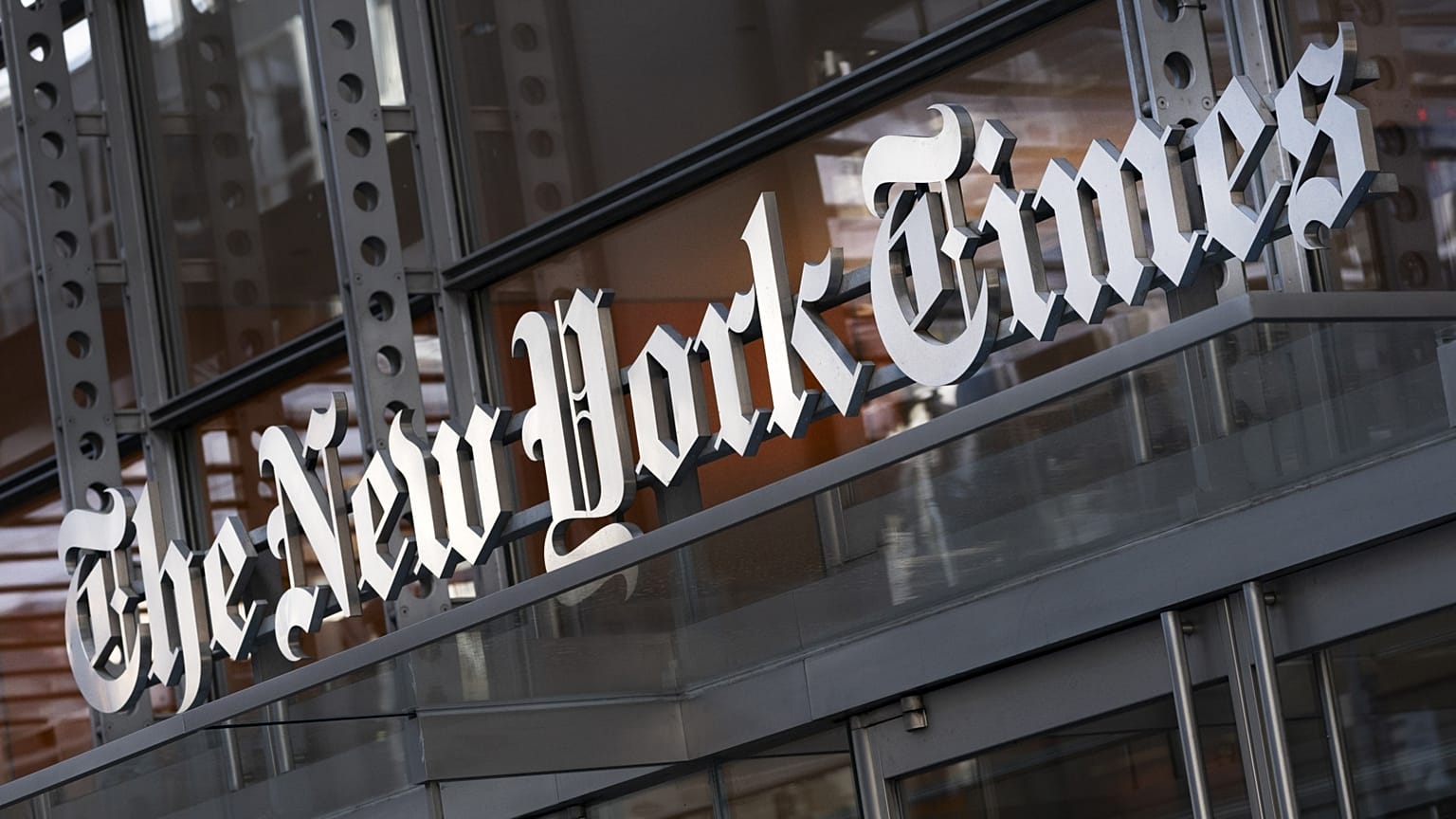 A patinás napilap székházának bejárata New Yorkban