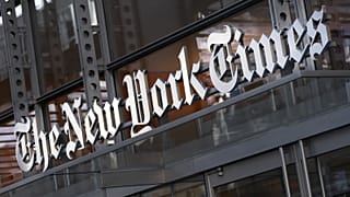 A patinás napilap székházának bejárata New Yorkban