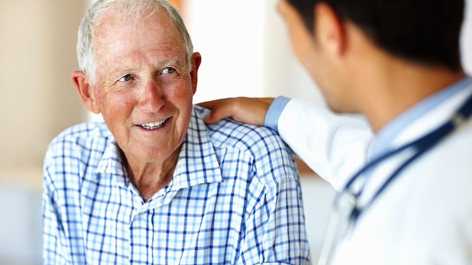 طبيب يوفر الرعاية لمريض كلى