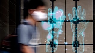 Un hombre camina por Tokio el 21 de julio de 2020.