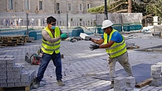 Dois homens trabalham numa obra durante uma vaga de calor em Madrid, Espanha, sexta-feira, 13 de agosto de 2021.