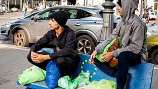 لاجئون من سوريا ينتظرون أمام محطة سكة حديد ساليرنو ، جنوب إيطاليا ، الاثنين ، أكتوبر. 23، 2023 