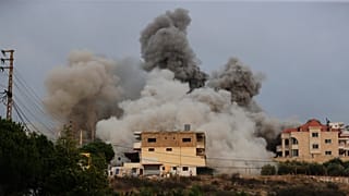 دخان يتصاعد عقب غارة إسرائيلية على بلدة طير دبا جنوبي لبنان، في 20 نوفمبر 2025.