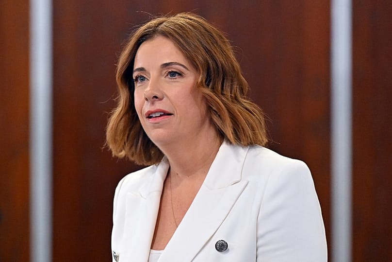 Anika Wells, Ausztrália kommunikációs minisztere a canberrai sajtóklubban, 2025. december 3-án