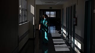 Una trabajadora sanitaria camina por un pasillo del Hospital Universitario de Torrejón en Torrejón de Ardoz, España, el martes 6 de octubre de 2020.