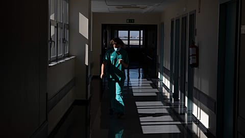 Una trabajadora sanitaria camina por un pasillo del Hospital Universitario de Torrejón en Torrejón de Ardoz, España, el martes 6 de octubre de 2020.