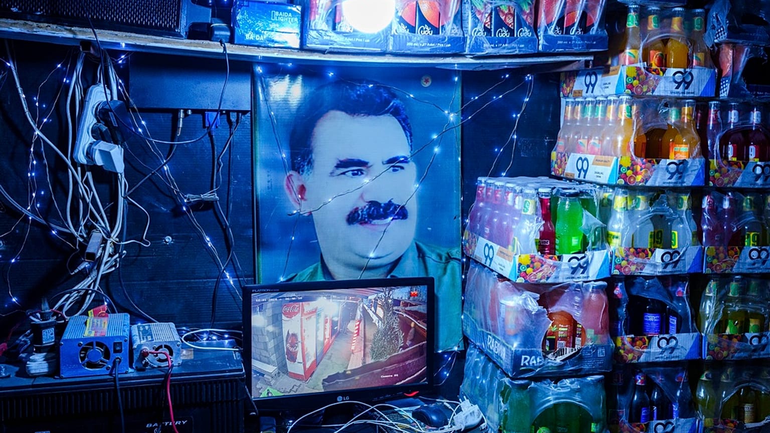Suriye'nin kuzeydoğusundaki Kamışlı kentindeki bir markette Abdullah Öcalan'ın fotoğrafı görülüyor, 26 Ocak 2025