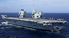 Militares participan en un ejercicio de entrenamiento de la OTAN a bordo del portaaviones de la Marina Real británica HMS Queen Elizabeth frente a Portugal, 27 de mayo de 2021.