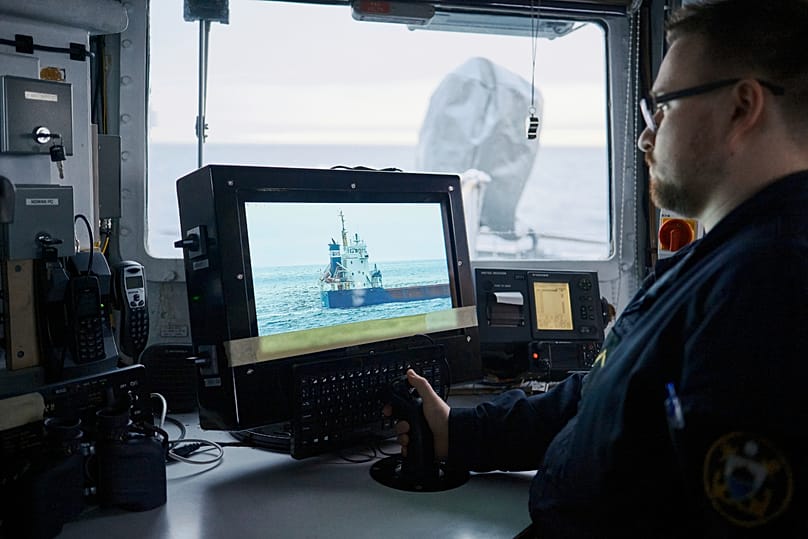 Ναυτικό πλοίο της Εσθονίας πλέει στη Βαλτική Θάλασσα στο πλαίσιο των ενισχυμένων περιπολιών του ΝΑΤΟ στην περιοχή, 9 Ιανουαρίου 2025.