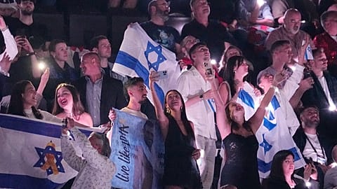 مشجعون إسرائيليون بمسابقة يوروفيجن في بازل السويسرية، في 15 مايو 2025.