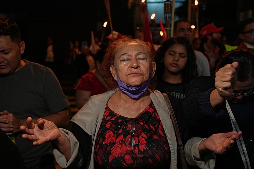Apoiantes do Partido Liberal reúnem-se em frente às instalações do CNE durante a contagem de votos em Tegucigalpa, terça-feira, 2 de dezembro de 2025