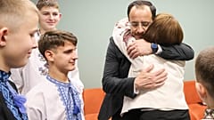 Nicos Christodoulides im Kinderschutzzentrum in Kiew