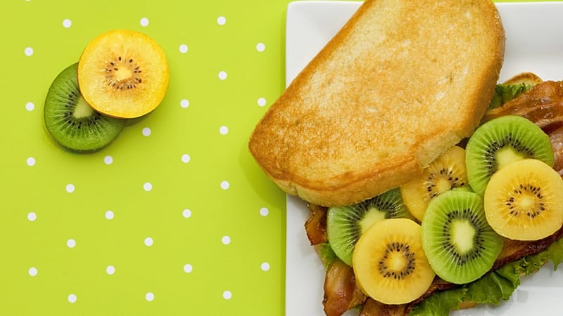 الكيوي الذهبي في مقدمة النتائج كيف يؤثر الغذاء الغني بـ"فيتامين سي" على نضارة البشرة؟ 