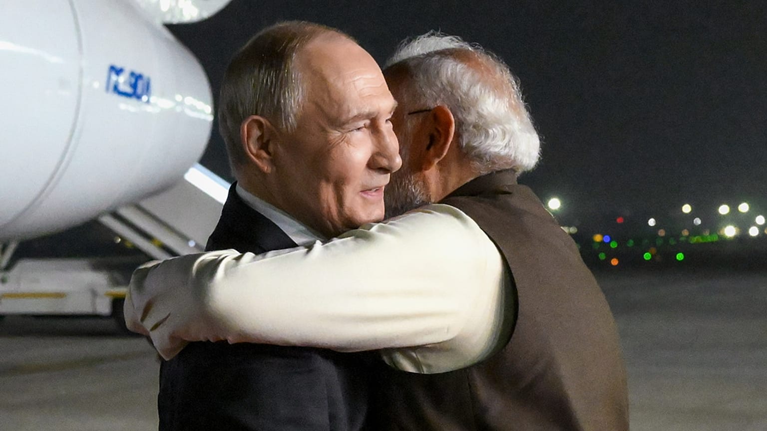Rusya Devlet Başkanı Vladimir Putin, Yeni Delhi'deki havalimanında Hindistan Başbakanı Narendra Modi tarafından karşılandı, 4 Aralık 2025