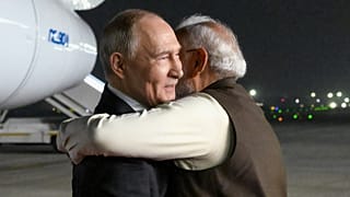 Rusya Devlet Başkanı Vladimir Putin, Yeni Delhi'deki havalimanında Hindistan Başbakanı Narendra Modi tarafından karşılandı, 4 Aralık 2025