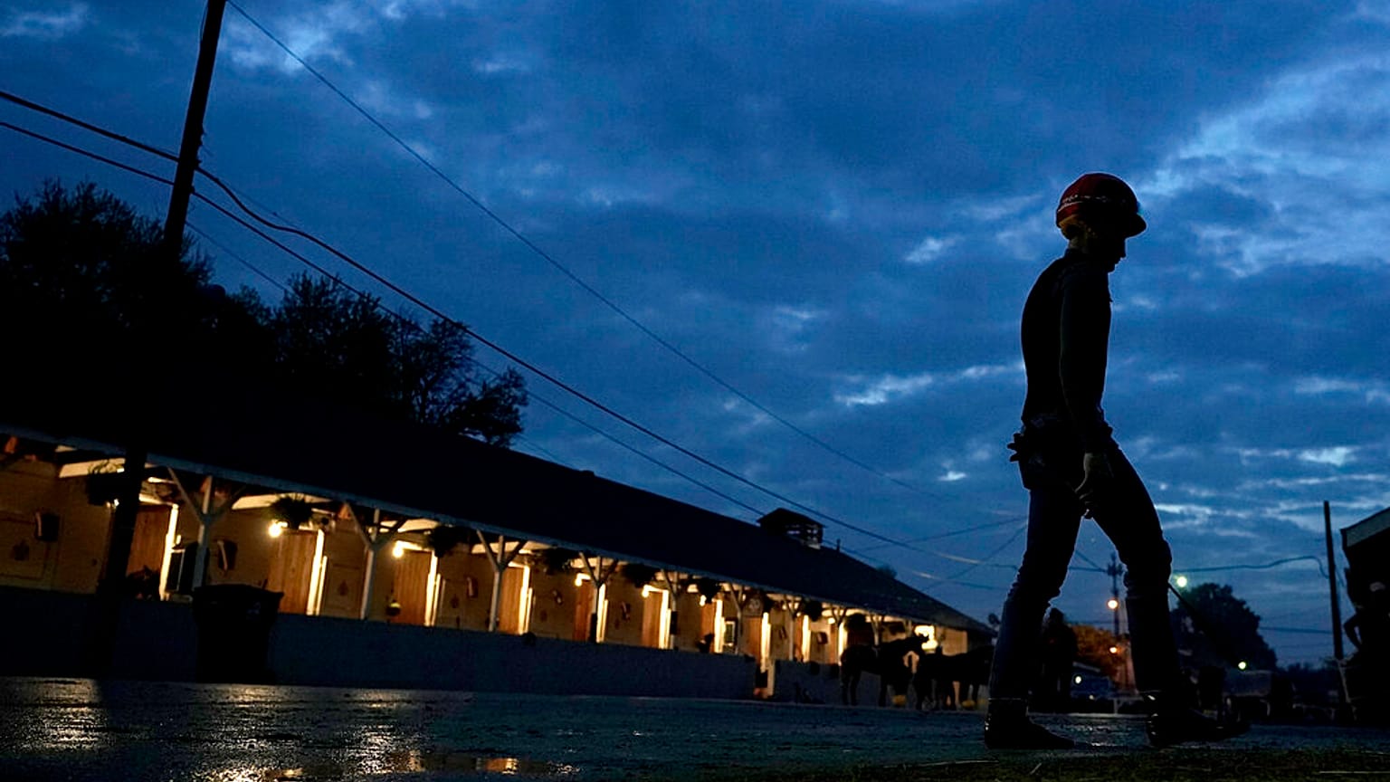 متسابق يتمرن في الصباح الباكر في تشرشل داونز 6 مايو 2022 في لويزفيل كنتاكي 