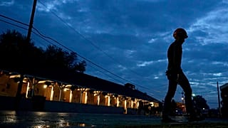 متسابق يتمرن في الصباح الباكر في تشرشل داونز 6 مايو 2022 في لويزفيل كنتاكي 