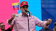 الرئيس الفنزويلي نيكولاس مادورو يلقي كلمة أمام أنصاره خلال حفل أداء اليمين للجان الأحياء في القصر الرئاسي في كاراكاس، فنزويلا، يوم الاثنين، 1 ديسمبر/كانون الأول 2025. 