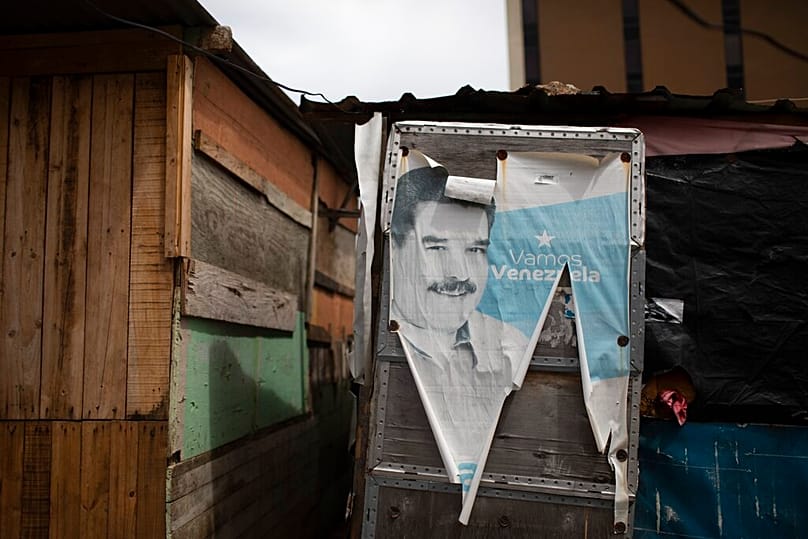ملصق قديم للرئيس الفنزويلي نيكولاس مادورو يحمل عبارة "هيا فنزويلا"، في 7 يوليو 2020.