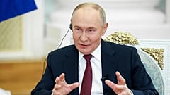 Владимир Путин жестикулирует во время интервью с журналистами и руководителями телеканалов Aaj Tak и India Today в Кремле в Москве, Россия, среда, 3 декабря 2025 года.