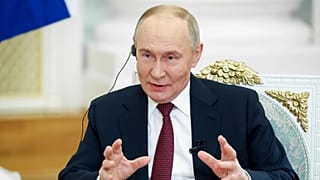 Vlagyimir Putyin gesztikulál az Aaj Tak és az India Today tévécsatornák újságíróival és vezetőivel folytatott interjú közben a Kremlben Moszkvában, Oroszországban, 2025. december 3-án, szerdán.