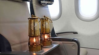 Az olimpiai láng a Rómába tartó repülőgép fedélzetén
