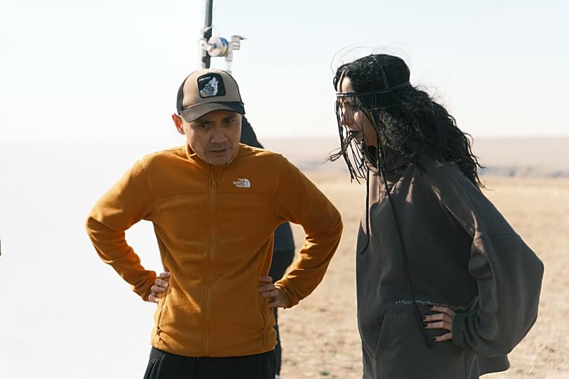 Ο σκηνοθέτης Adilkhan Yerzhanov και η ηθοποιός Anna Starchenko, που υποδύθηκε τη μάγισσα Sara, στο πλατό του Kazakh Scary Tales.