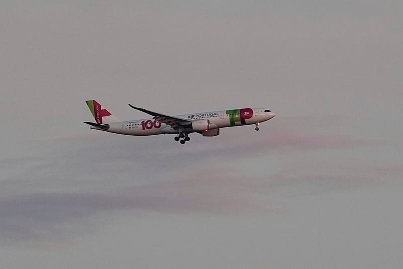 Un Airbus A330 de TAP Air Portugal s'apprête à atterrir à Lisbonne au lever du soleil, mercredi 14 mai 2025.
