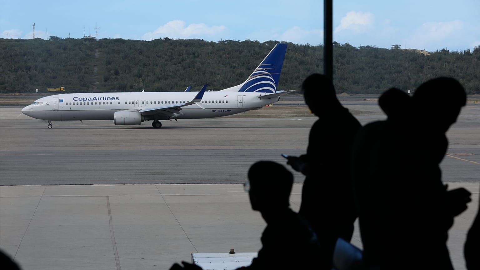 Un avión de COPA Airlines rueda en el Aeropuerto Internacional Simón Bolívar en Maiquetía, Venezuela, el 1 de diciembre de 2025.