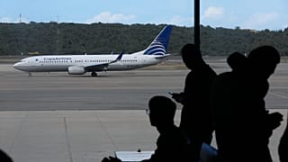 Un avión de COPA Airlines rueda en el Aeropuerto Internacional Simón Bolívar en Maiquetía, Venezuela, el 1 de diciembre de 2025.