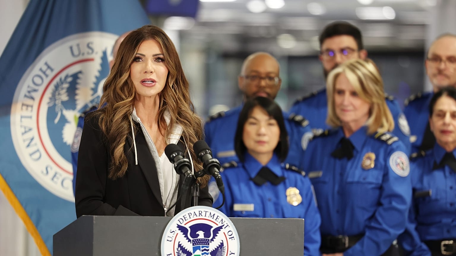 Kristi Noem amerikai belbiztonsági miniszter egy Las Vegas-i sajtótájékoztatón